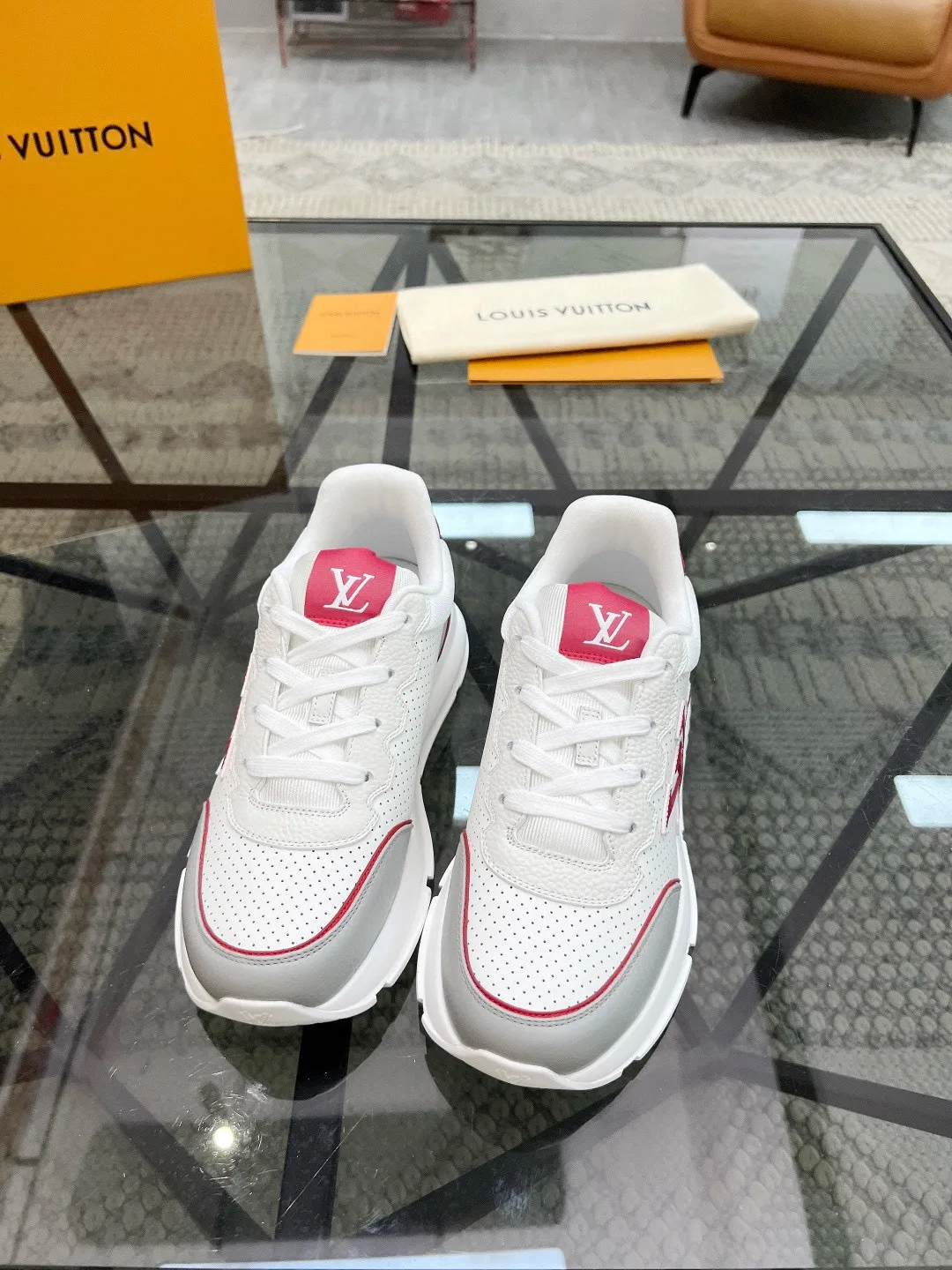 Factory price: 460💰Lv🔍Top purchasing agent🇮🇹 Road The most popular sports shoes for street men are available at the same counter. The uppers are imported cowhide fabrics from Italy, high-quality spliced colorful and complex handicrafts, imported comfortable mesh linings, soles: original soles specially provided by the original factory, T men's men's shoes 💰U foam exclusive movable molded soles are super comfortable, original factory and single goods, 🔍🔍high quality, you can enter and exit the counter at will, welcome to compare, code number 38-44, (45 customized)